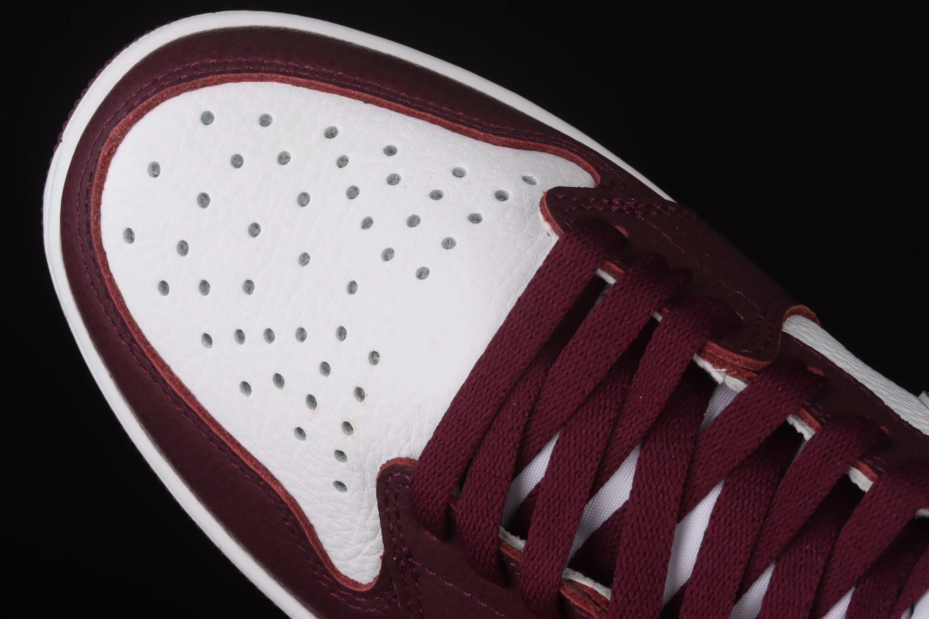 All categories Air Jordan Jordan series basketball shoes Air Jordan 1 High L version Air Jordan 1 Retro High OG "Bordeaux" AJ1 Joe 1 Bordeaux Burgundy high-top basketball shoes 555088-611